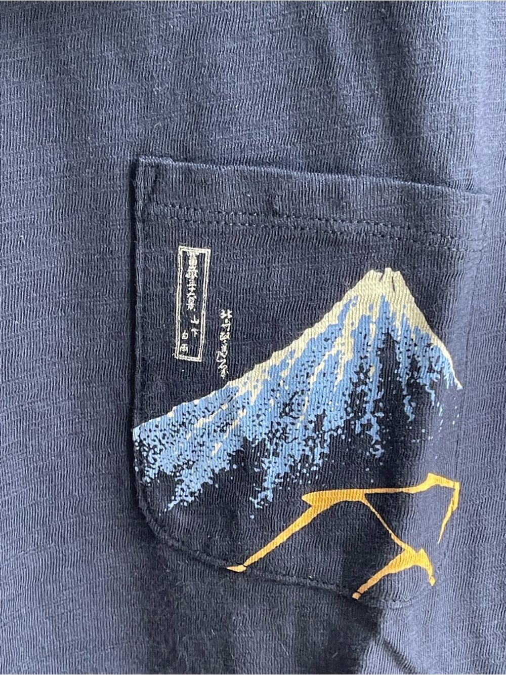 NWT Uniqlo Japanese designer Hokusai Blue UT unisex Navy Graphic Pocket T-Shirt - Picture 6 of 9